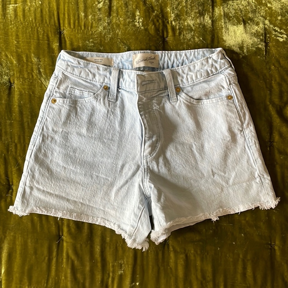 UNIVERSAL THREAD LIGHT WASH DENIM SHORT! RAW HEM, MID RISE!